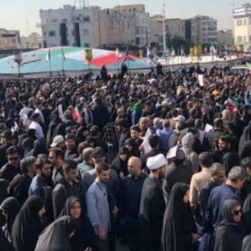 Dhjetëra mijëra iranianë në funeralin e Raisit në Teheran