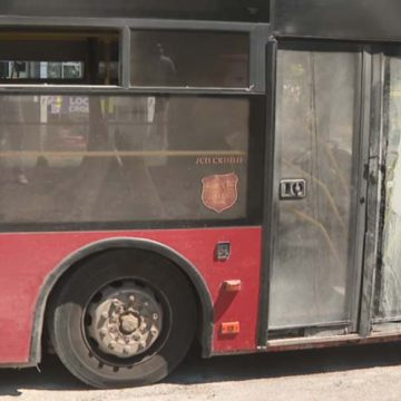 Përfshihet nga flakët autobusi në Butel