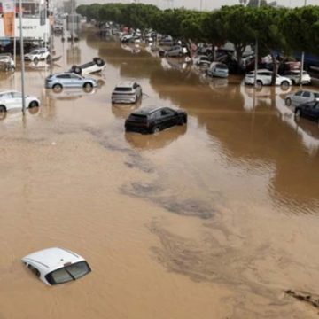 Повеќе од 13.000 Шпанци волонтираат во Валенсија по големите поплави